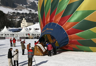 Preparing the balloons in Chateaux D'Oex